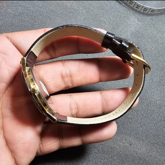 Farrar Jewelers Ladies Fashion Quartz Watch Working Black Gold Roman Numeral - Picture 7 of 10